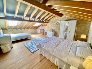 4 chambres, fer et planche à repasser, lit parapluie, Wi-Fi gratuit