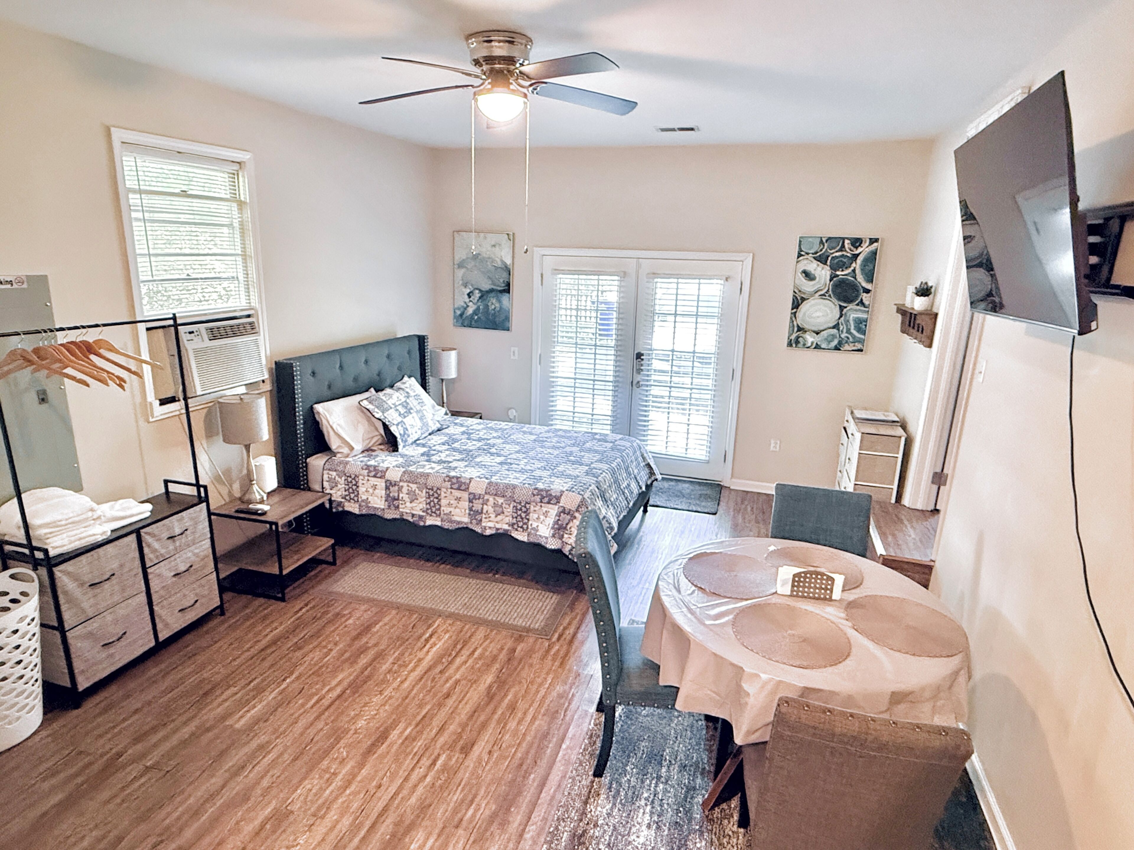 2 bedrooms, iron/ironing board, WiFi, bed sheets