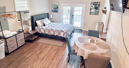Private & Comfy Suite Guest + Private Entrance.Convenient location at Charleston