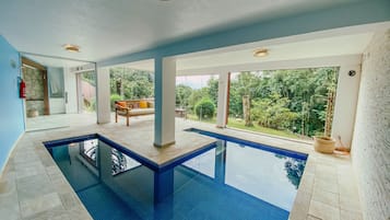 Una piscina techada