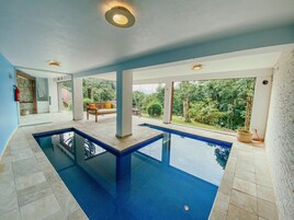 Una piscina cubierta