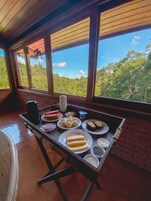 Desayuno completo gratuito y diario