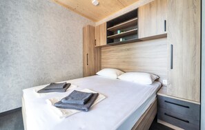 8 bedrooms, travel cot, free WiFi, bed sheets