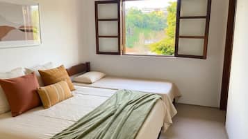 Quarto triplo família | Roupas de cama antialérgicas, Wi-Fi de cortesia