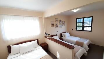 Quarto quádruplo família | Roupas de cama antialérgicas, Wi-Fi de cortesia