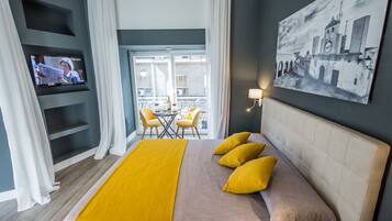 Deluxe-huone | Ylelliset vuodevaatteet, tallelokero huoneessa