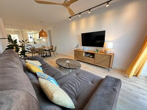 Fernseher, Videothek, Stereoanlage