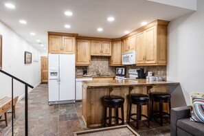 ثلاجة، ميكروويف، فرن، موقد طهي مسطح