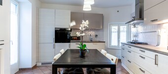 DESIGN APARTMENT IN STRATEGIC LOCATION - EXCELLENT VALUE FOR MONEY