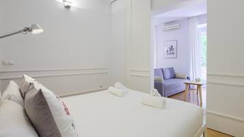 1 slaapkamer, een strijkplank/strijkijzer, internet, beddengoed