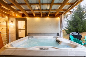 Outdoor spa tub - All Utilities! Hot Tub, Lg fenced yard, 10 min to DT, Office, Pets ~ Long Stays! (Asheville)