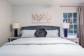 4 bedrooms, desk, iron/ironing board, free WiFi - All Utilities! Hot Tub, Lg fenced yard, 10 min to DT, Office, Pets ~ Long Stays! (Asheville)