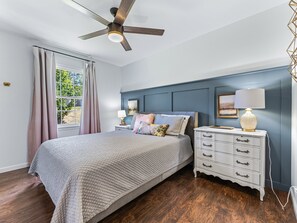 4 bedrooms, desk, iron/ironing board, free WiFi - All Utilities! Hot Tub, Lg fenced yard, 10 min to DT, Office, Pets ~ Long Stays! (Asheville)