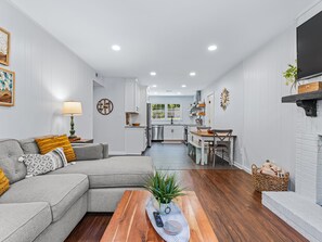 Smart TV, video games, books - All Utilities! Hot Tub, Lg fenced yard, 10 min to DT, Office, Pets ~ Long Stays! (Asheville)