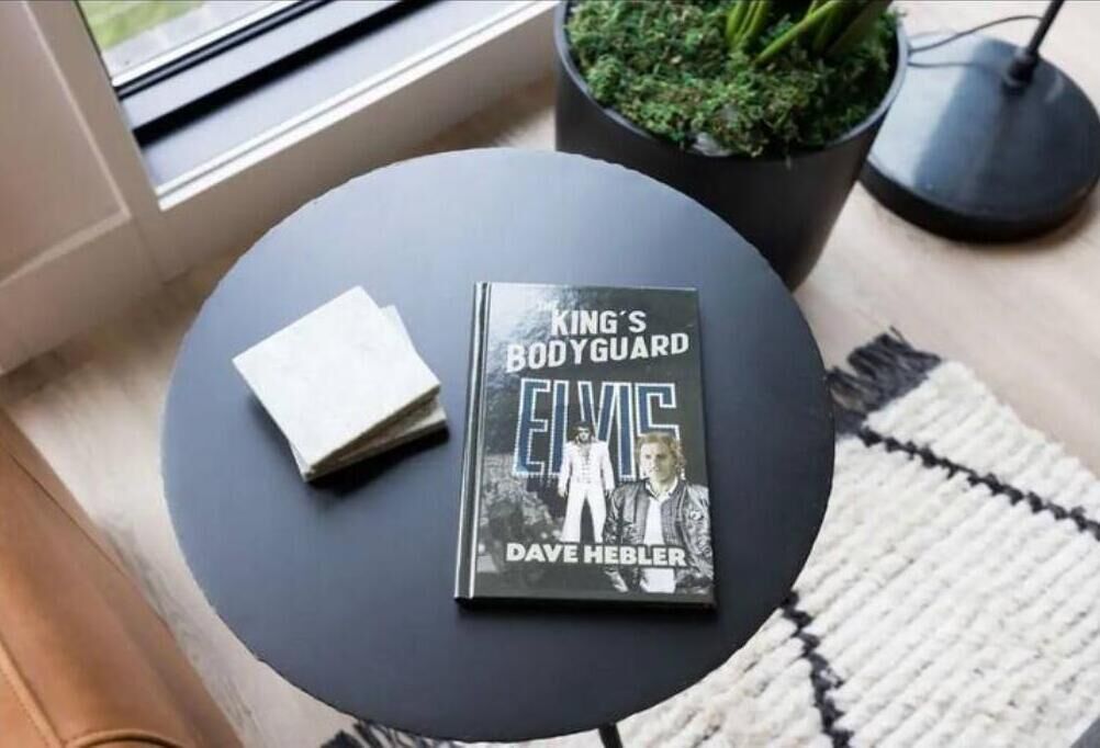 A book titled "King's Bodyguard Elvis" on a round table.