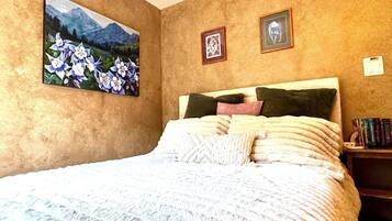 3 bedrooms, desk, iron/ironing board, free WiFi