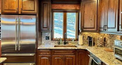 Luxury Cabin Backs Nat'l Forest– 5 Min to RMNP Wild Basin: Hike, Fish, Wildlife!