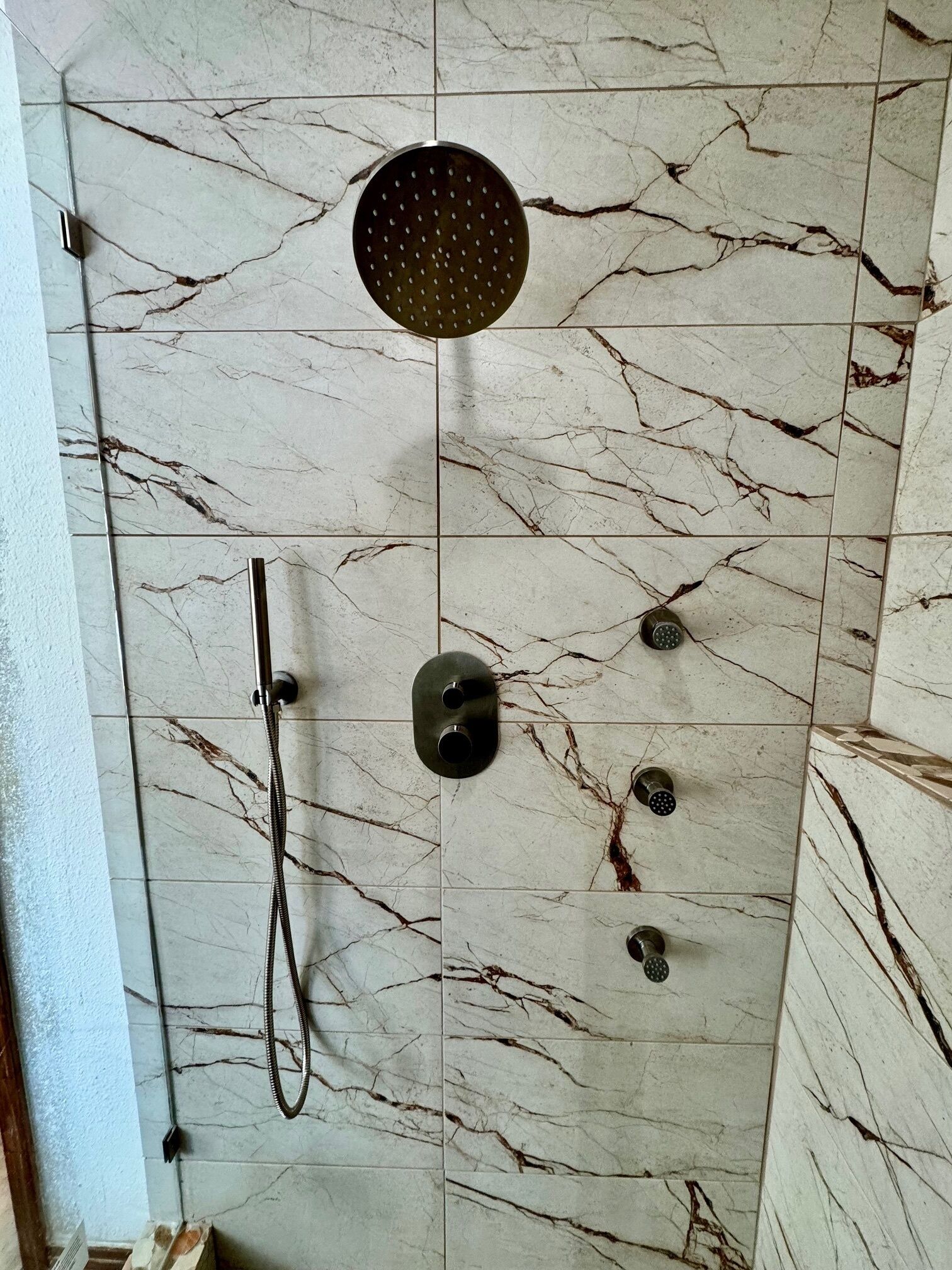 Chuveiro, secador de cabelo, toalhas de banho, sabonete