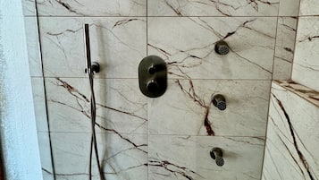 Chuveiro, secador de cabelo, toalhas de banho, sabonete