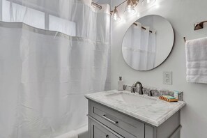 淋浴设施、吹风机、毛巾