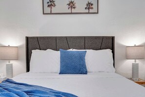 3 bedrooms, desk, iron/ironing board, travel cot - Walk to Beach, Boutiques & Bars — Family Friendly (Long Beach)
