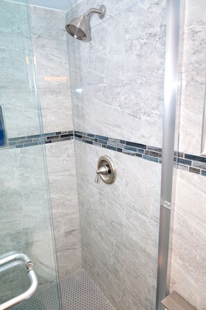 Shower, hair dryer, towels, soap - Cozy NYC on the Island (West Hempstead)