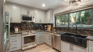 House, Berbilang Katil, Patio, Mountain View (Serenity on Statford) | Dapur peribadi | Peti sejuk, ketuhar gelombang mikro, ketuhar, dapur