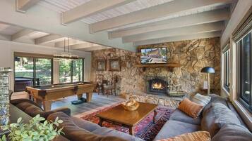 Casa, varias camas, patio, vista a la montaña (Serenity on Statford) | Área de sala de estar | Televisión de pantalla plana de 50 pulgadas con canales digitales