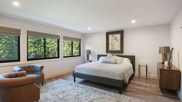 Casa, varias camas, patio, vista a la montaña (Serenity on Statford) | 4 habitaciones, decoración personalizada y muebles diferentes