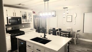 冷蔵庫、電子レンジ、オーブン、コンロ