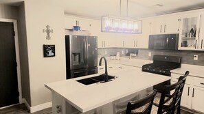 冷蔵庫、電子レンジ、オーブン、コンロ