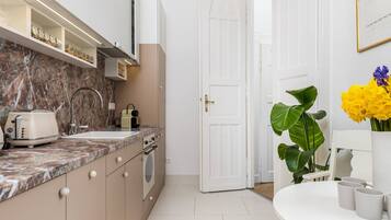 Full-sized fridge, cookware/dishes/utensils