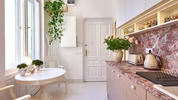 Full-sized fridge, cookware/dishes/utensils