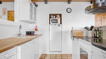 Køleskab, kogeplade, opvaskemaskine, kaffe-/temaskine