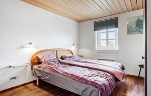 5 bedrooms, travel crib, free WiFi