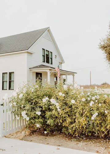 Modern White Farmhouse in Kingsburg