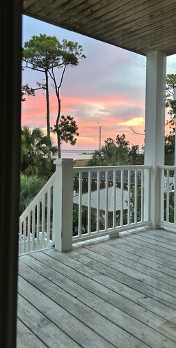 Bayside Oyster.  3 bedroom. 3 bath. 2 min. walk to beach. Stunning sunsets