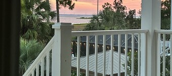 Bayside Oyster.  3 bedroom. 3 bath. 2 min. walk to beach. Stunning sunsets