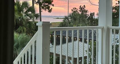 Bayside Oyster. 3 bedroom. 3 bath. 2 min. walk to beach. Stunning sunsets