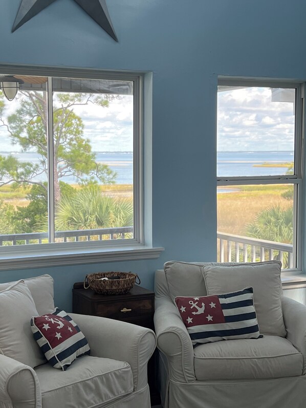 Smart TV, DVD player, livros