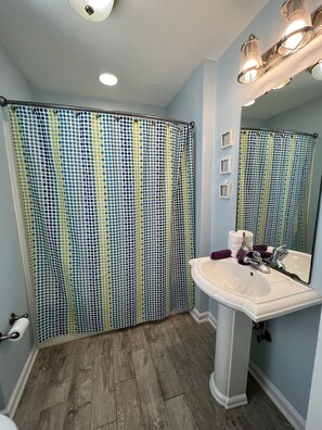 Een haardroger, handdoeken, zeep, toiletpapier