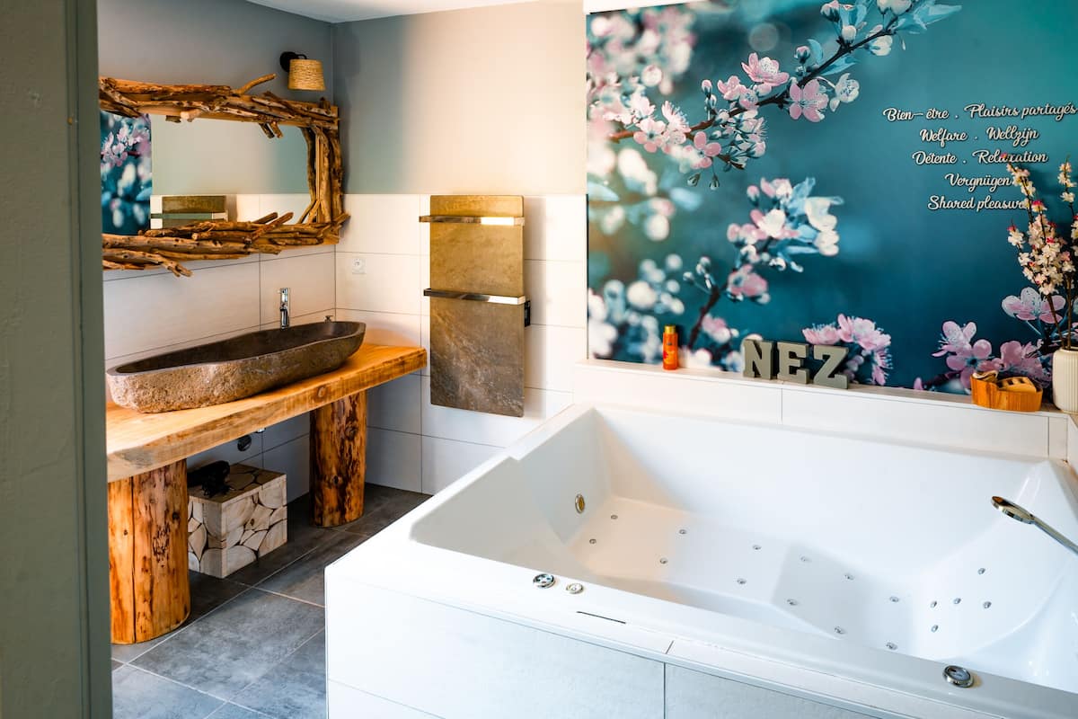 Exclusive Cottage, Accessible, Hot Tub (Gîte 2-4 personnes) | Indoor spa tub
