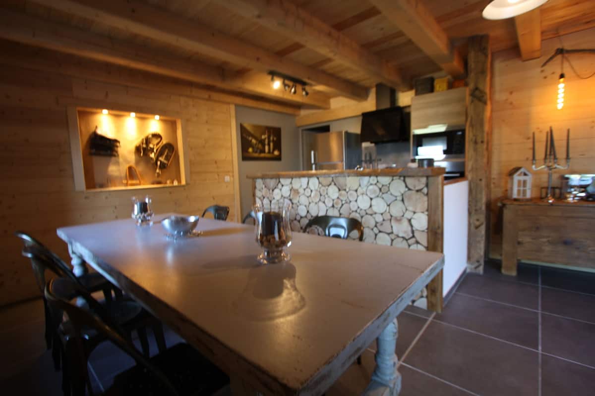 Deluxe Cottage, Ensuite, Mountain View (Gîte 6 personnes) | Private kitchen | Full-sized fridge, microwave, oven, stovetop
