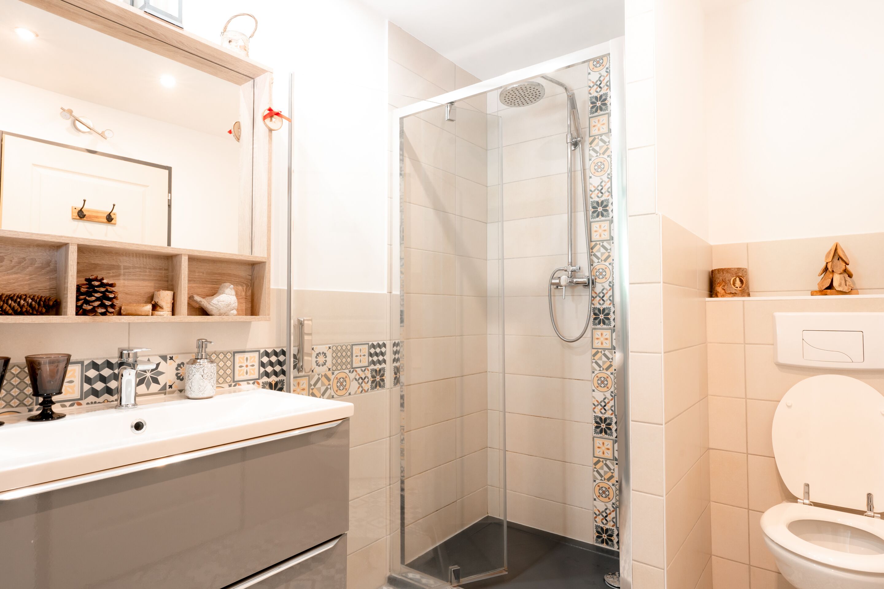 Une salle de bain avec douche, toilettes et lavabo.