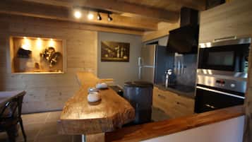 Deluxe Cottage, Ensuite, Mountain View (Gîte 6 personnes) | Private kitchen | Full-size fridge, microwave, oven, stovetop