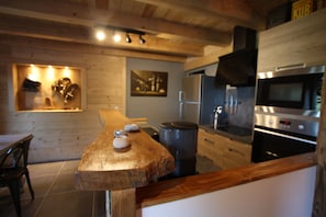 Deluxe Cottage, Ensuite, Mountain View (Gîte 6 personnes) | Private kitchen | Full-sized fridge, microwave, oven, stovetop