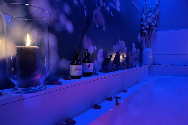Exclusive Cottage, Accessible, Hot Tub (Gîte 2-4 personnes) | Bathroom | Shower