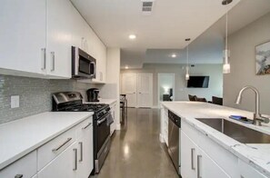 Private kitchen - The Royals: Luxe Downtown Resort (Houston)