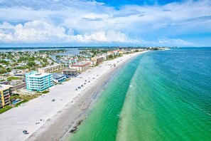 On the beach, sun-loungers, beach towels - OCEANFRONT 5⭐3BR/2BA/6BED_Heated Pool_180 View Patio_ Beach Gear (Madeira Beach)
