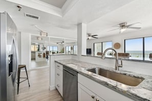 Refrigerador, microondas, horno, placa de cocina